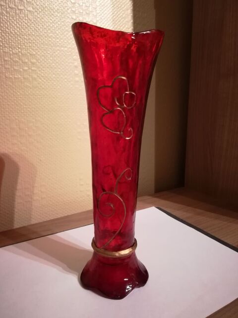 VASE ROUGE  FONCE  ORIGINAL/  EN PLASTIQUE   
0 Mouvaux (59)