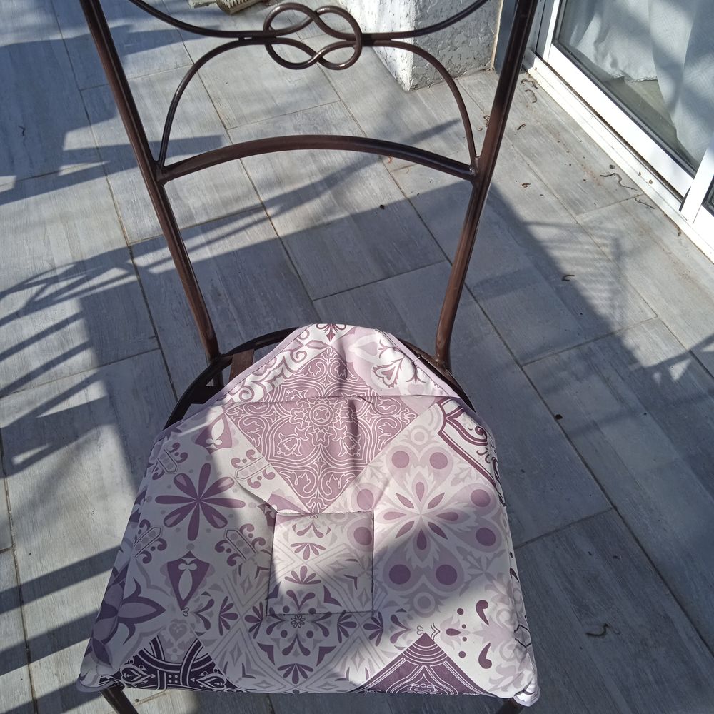 2 chaises cuisine metal noir avec coussins (usag&eacute;s) Meubles