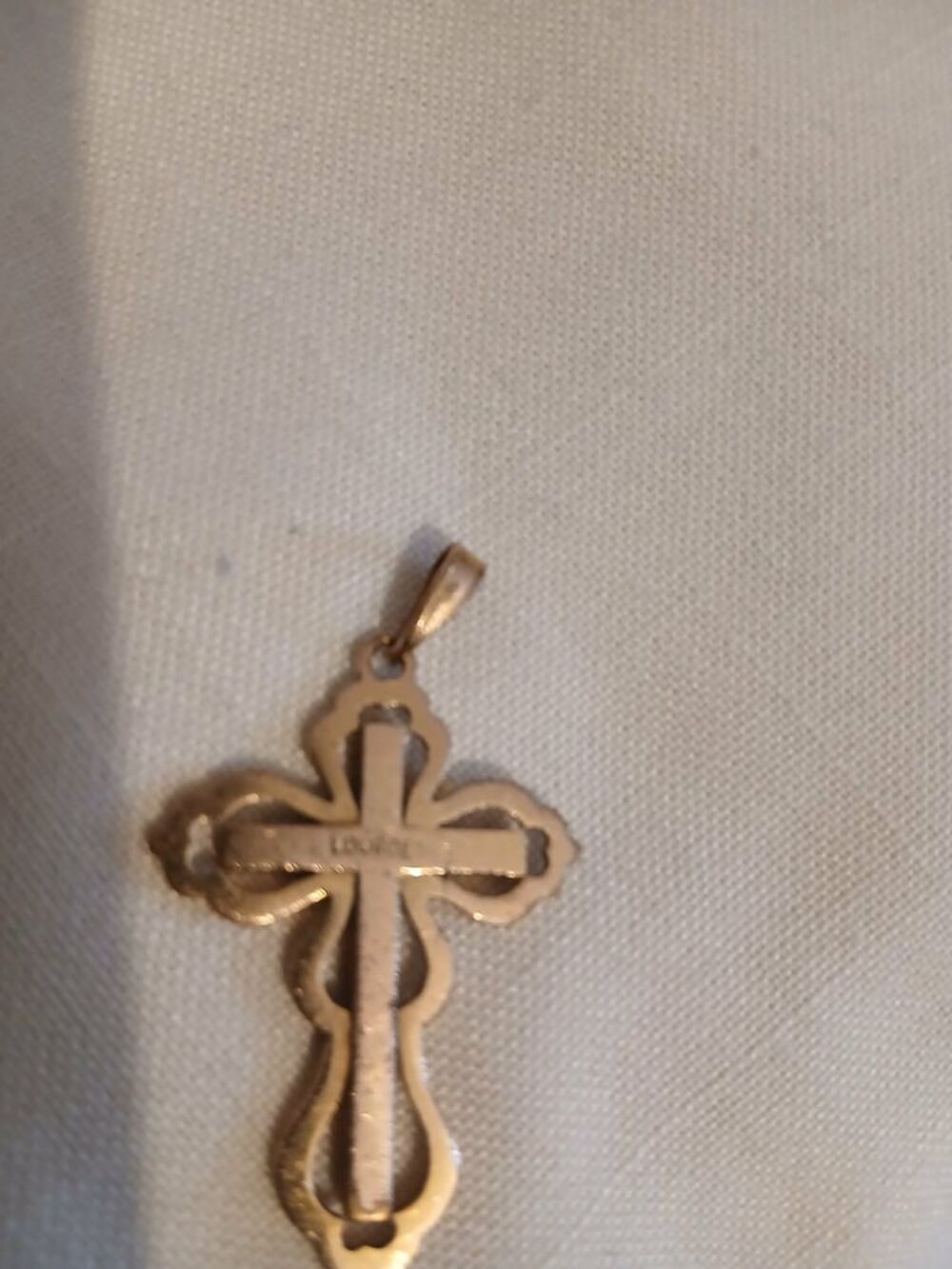  Croix de Lourdes styl&eacute;e plaqu&eacute;e or N&deg;1443
Bijoux et montres