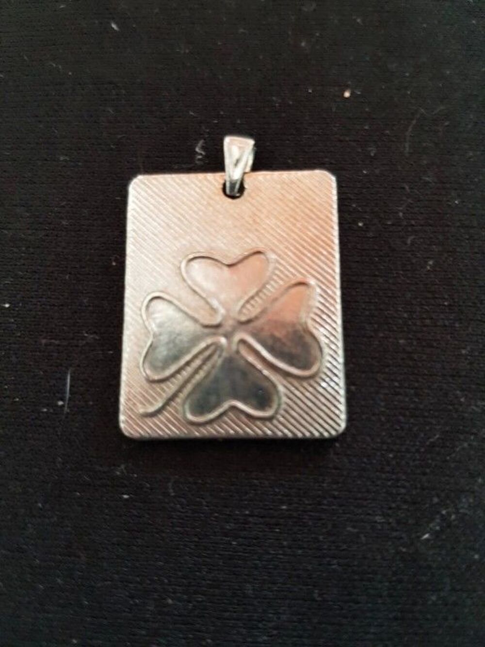Pendentif tr&egrave;fle 4 feuilles argent&eacute; tr&egrave;s bon etat 2.5 cm 4 e Bijoux et montres
