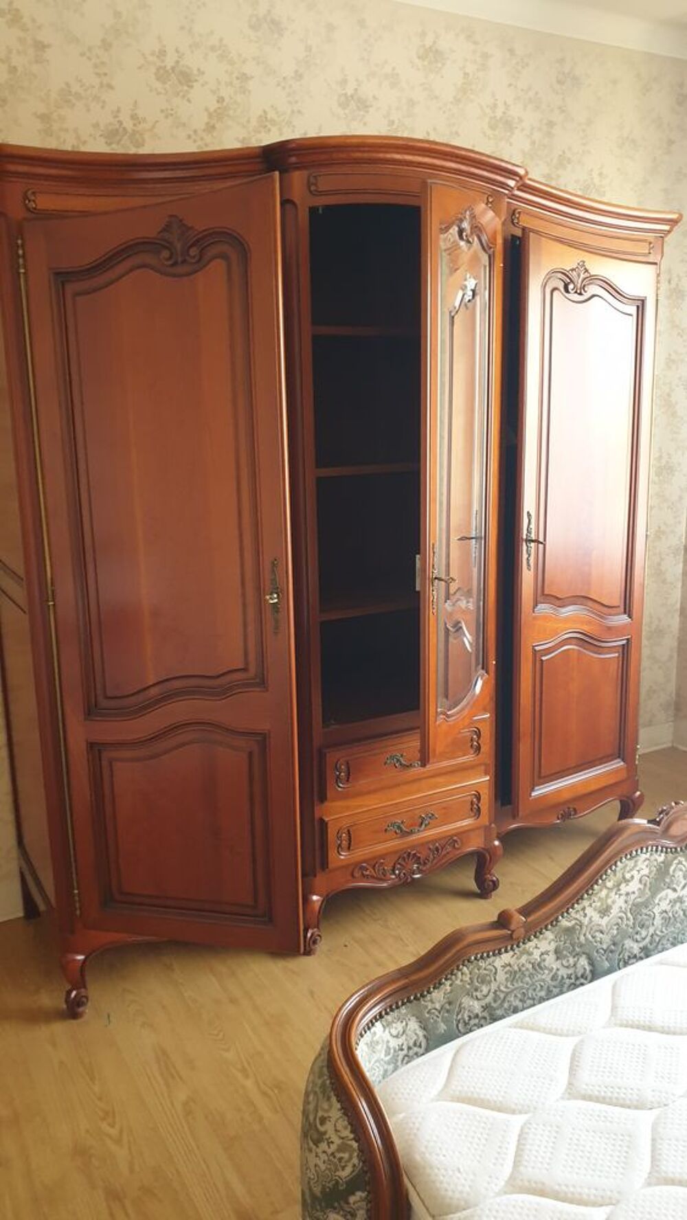 JOLIE CHAMBRE EN MERISIER AVEC LIT CAPITONNE Meubles