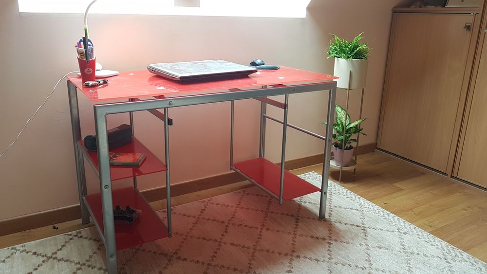 Bureau en verre rouge Meubles