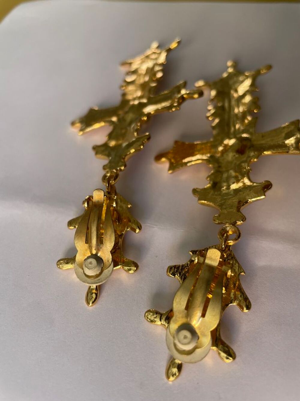 BO Clip croisillons email blanc nacr&eacute; pendant croix LACROIX Bijoux et montres