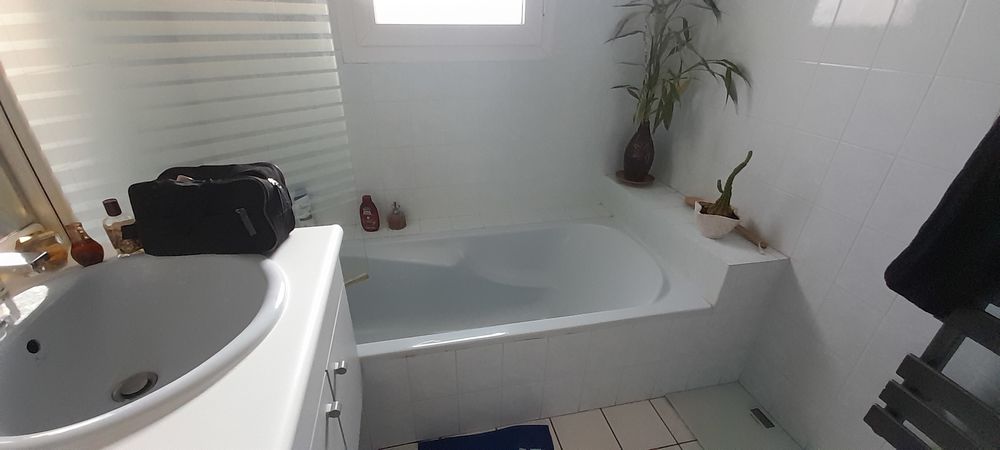Salle de bains compl&egrave;te avec WC et lave mains Meubles