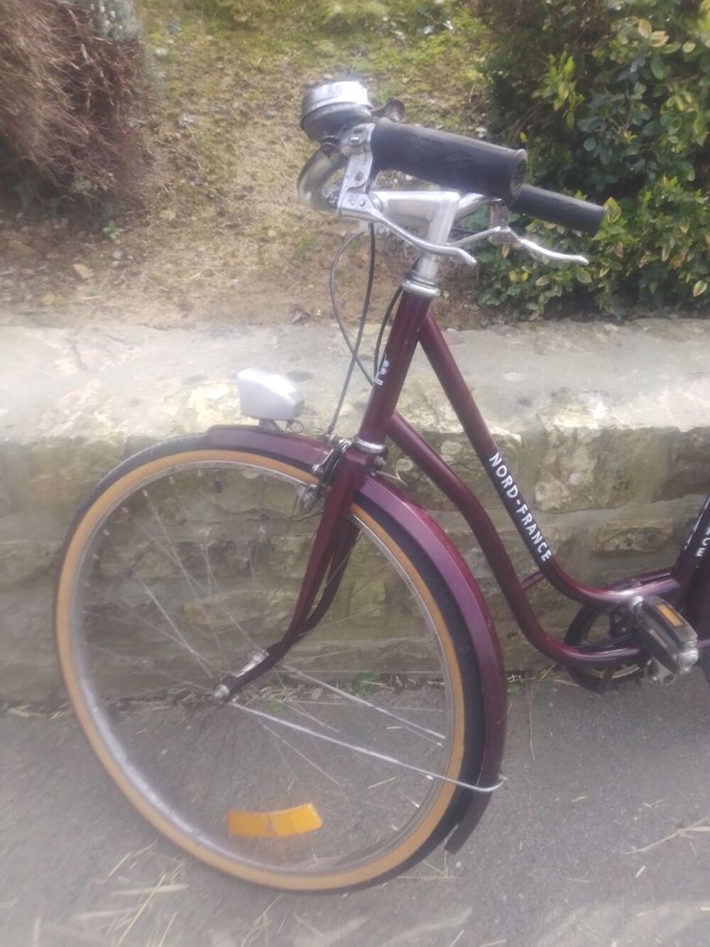 V&eacute;lo Femme r&eacute;tro col de cygne Bordeaux
Marque NORD FRANCE
V�los