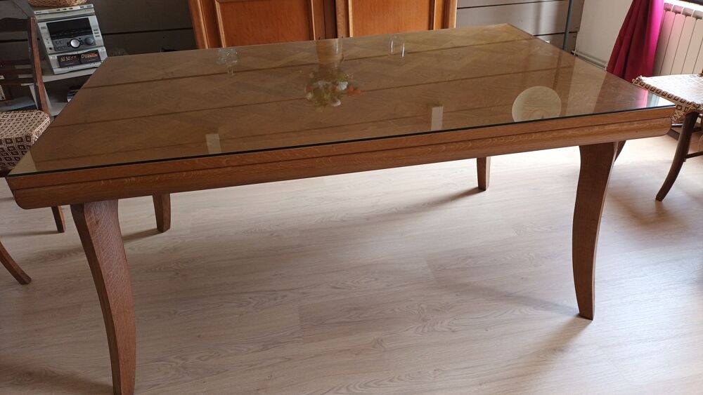 Table de salle &agrave; manger en cha&icirc;ne 
Et 4 chaises Meubles