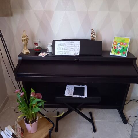 Bonjour un piano de marque roland modele HP 2e 450 Nouzonville (08)