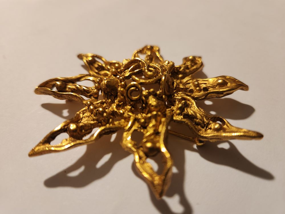 Broche &eacute;toile ajour&eacute;e dor&eacute;e patin&eacute;e Christian LACROIX Bijoux et montres