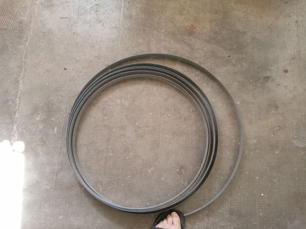  Une couronne de feuillard galvanise. Bricolage