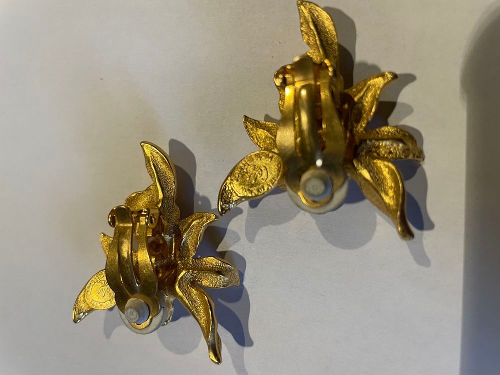 BO clip dor&eacute;e feuilles triangle avec cabochons nacr&eacute;s strass Bijoux et montres