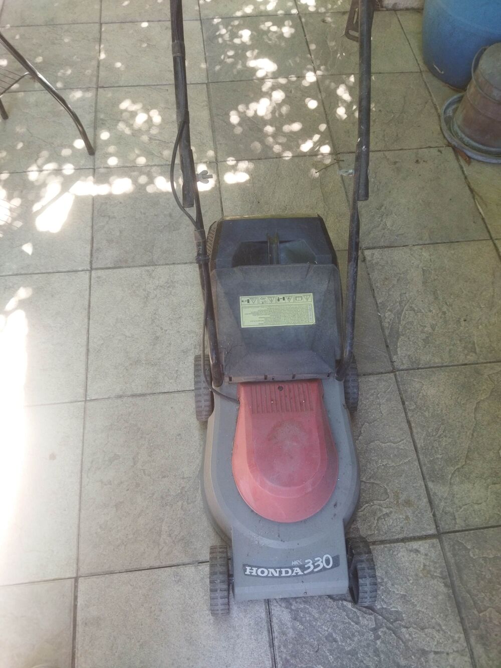 Petite tondeuse a gazon Honda 33cm 1100 watt Jardin