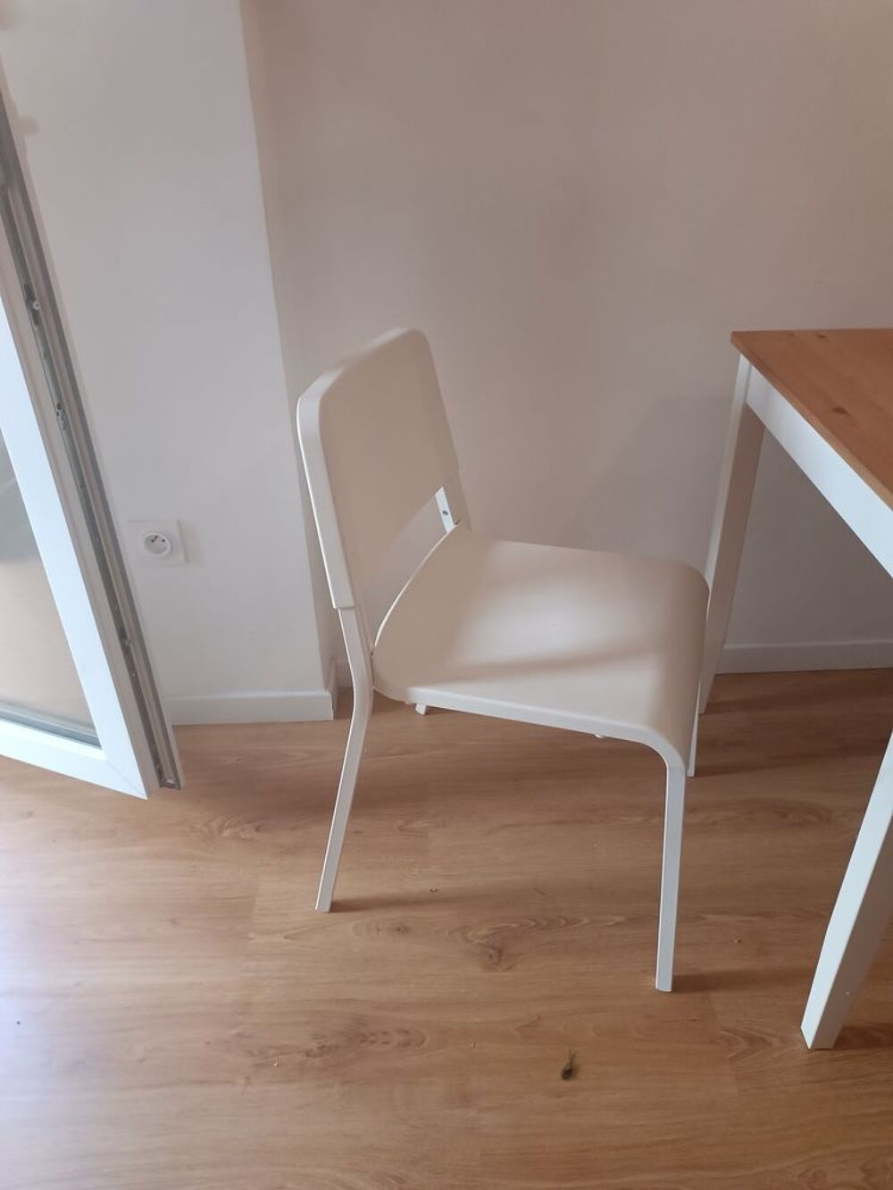 Table en bois et une chaise Meubles
