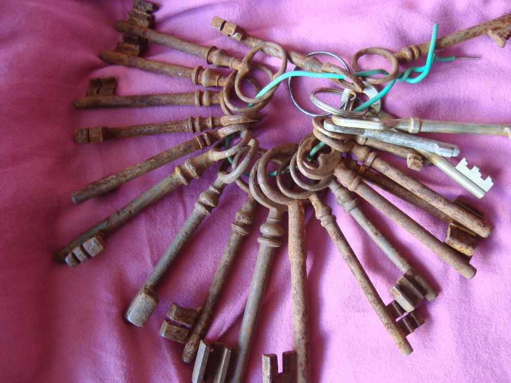 Cl&eacute;s anciennes de porte ,placard.. 