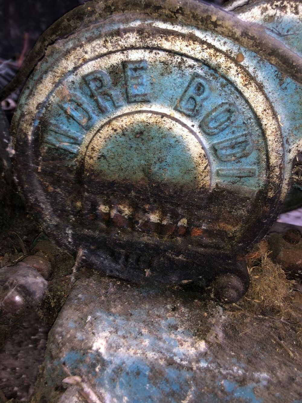 Vieille pompe &agrave; vin Andr&eacute; Bodin en bon &eacute;tat 