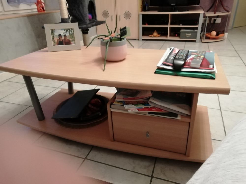table basse, meuble t&eacute;l&eacute; avec ses 2 colonnes et 1 canap&eacute; Meubles
