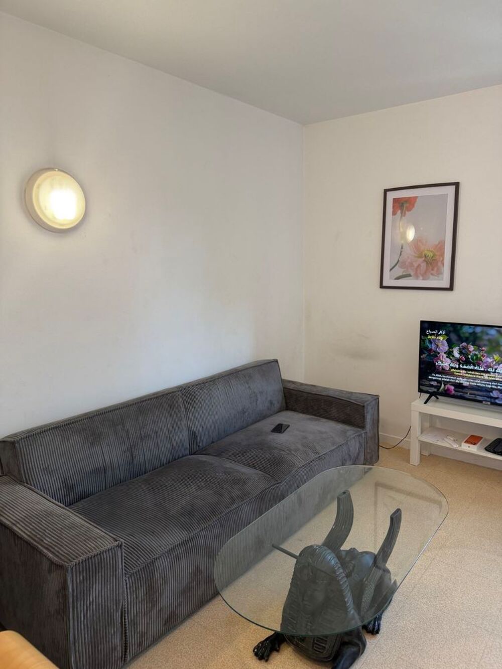Canap&eacute; 2 places + Grande TV ? Tr&egrave;s bon &eacute;tat
M Meubles