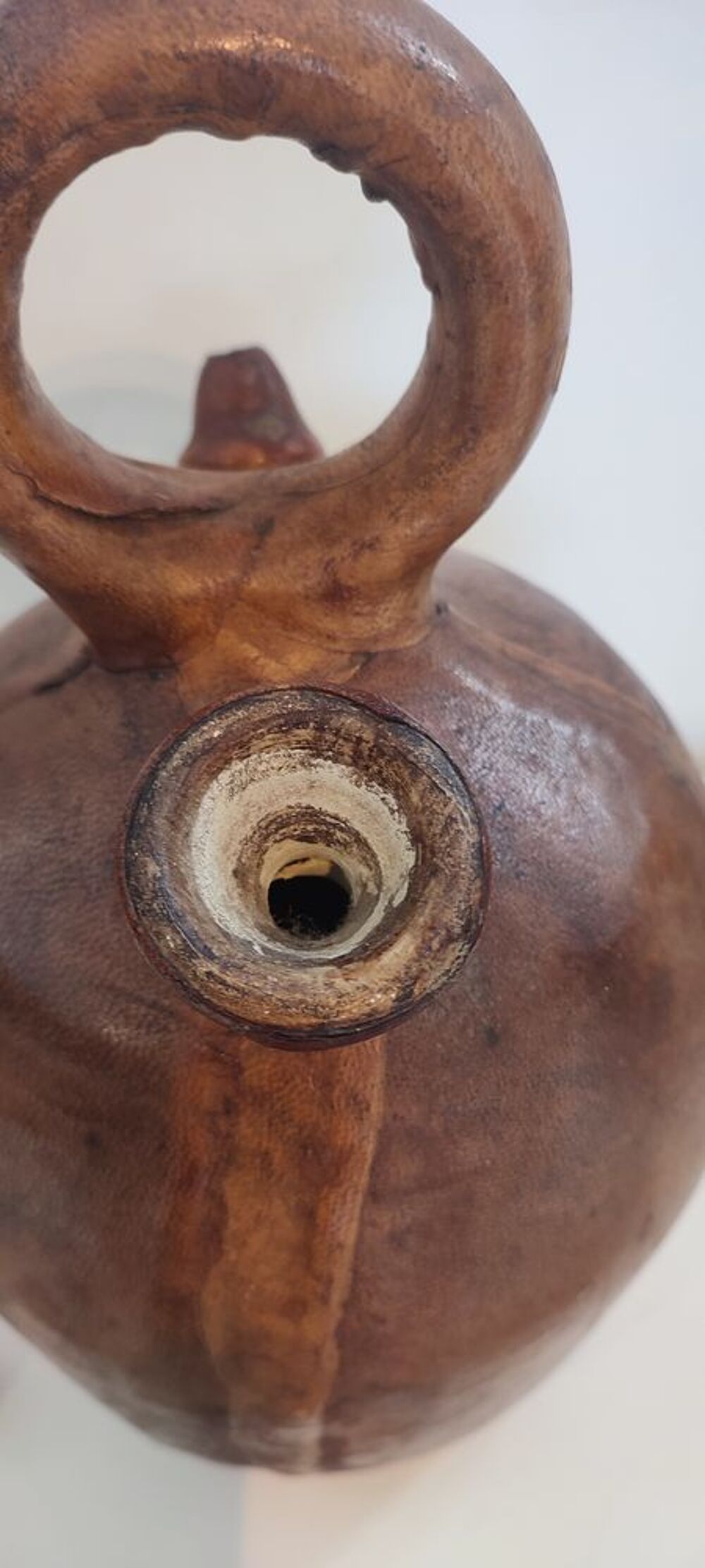 Gargoulette , grosse cruche en terre cuite recouverte de cui 