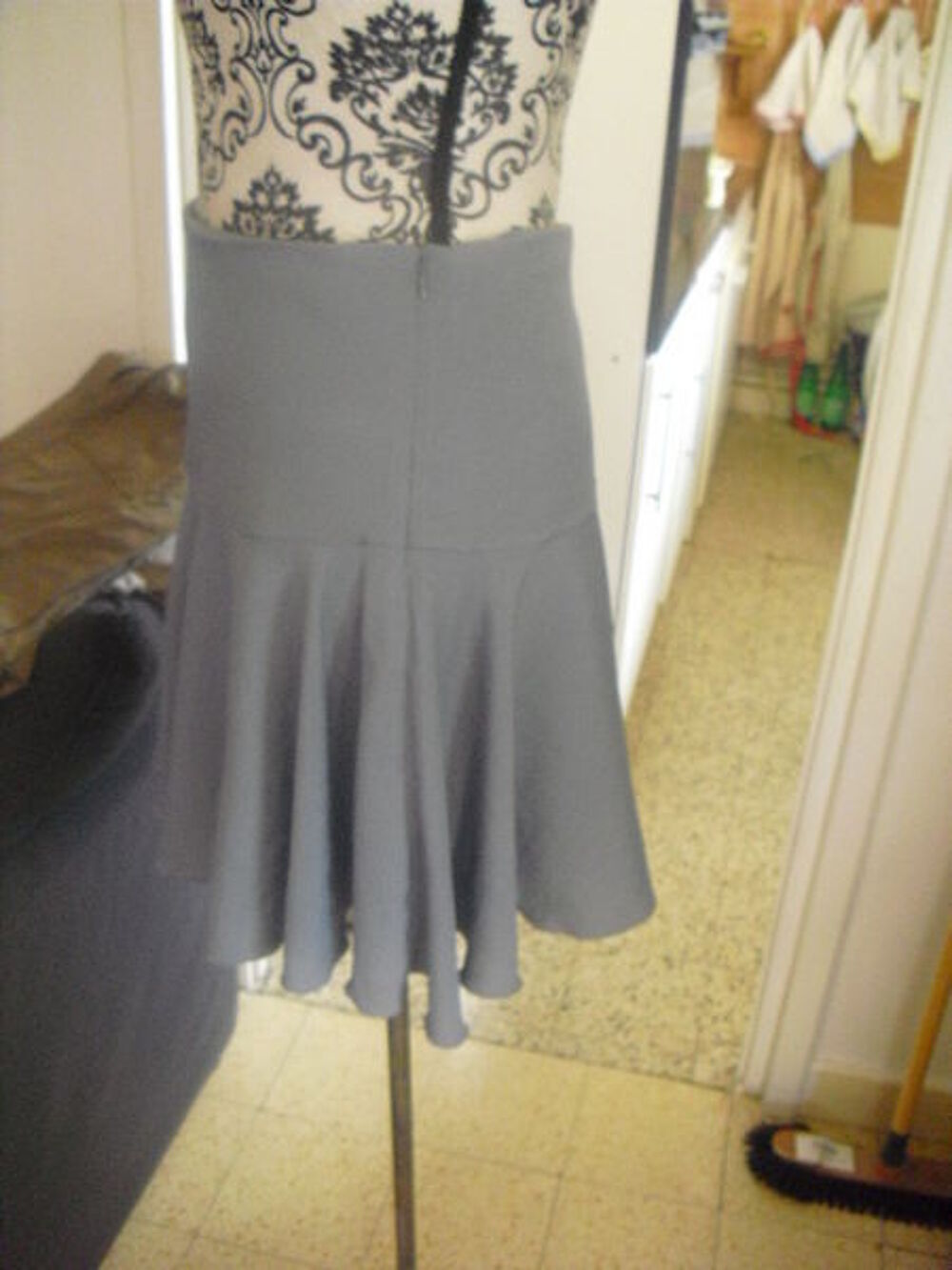 JUPE grise claire forme patineuse ETAM NEUVE TAILLE 36 Vêtements