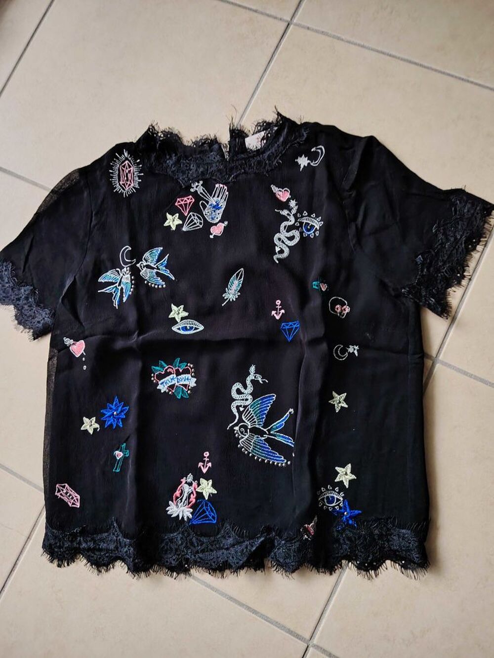 top noir brod&eacute; Vêtements