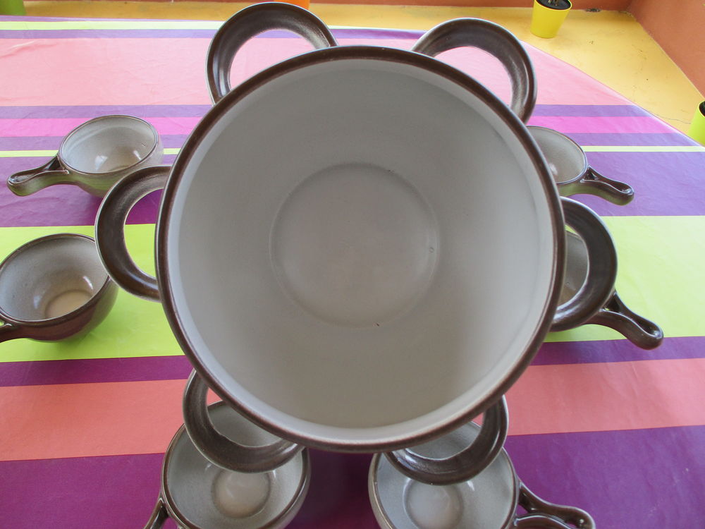 Service &agrave; Sangria + 6 tasses en gr&egrave;s. Décoration