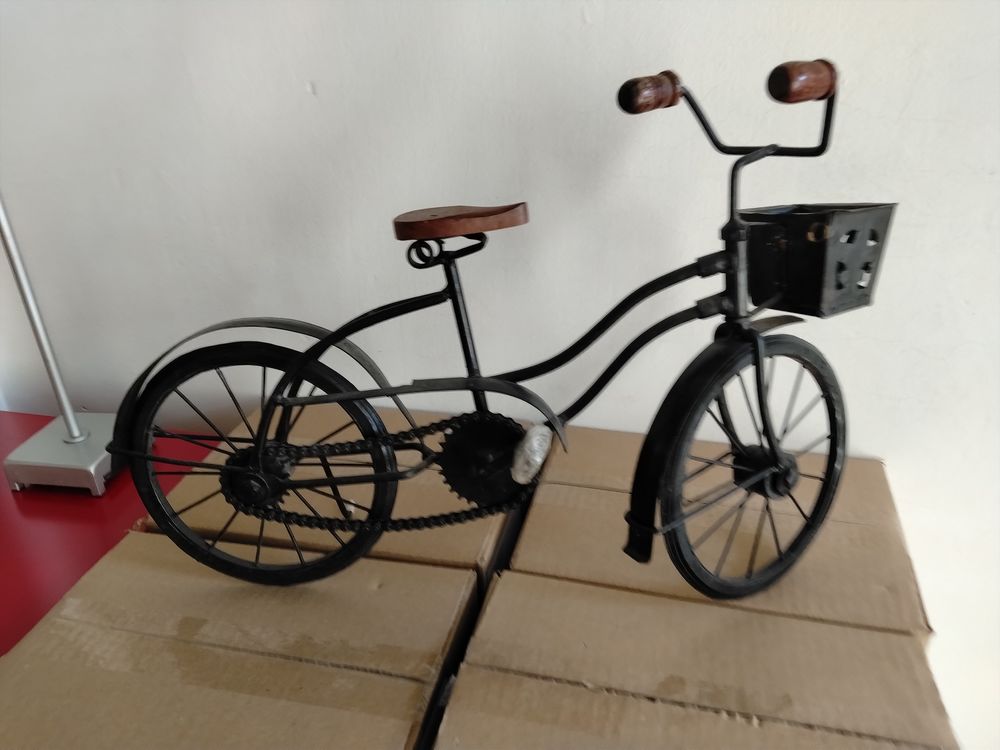 Petit v&eacute;lo en m&eacute;tal bon &eacute;tat Jeux / jouets