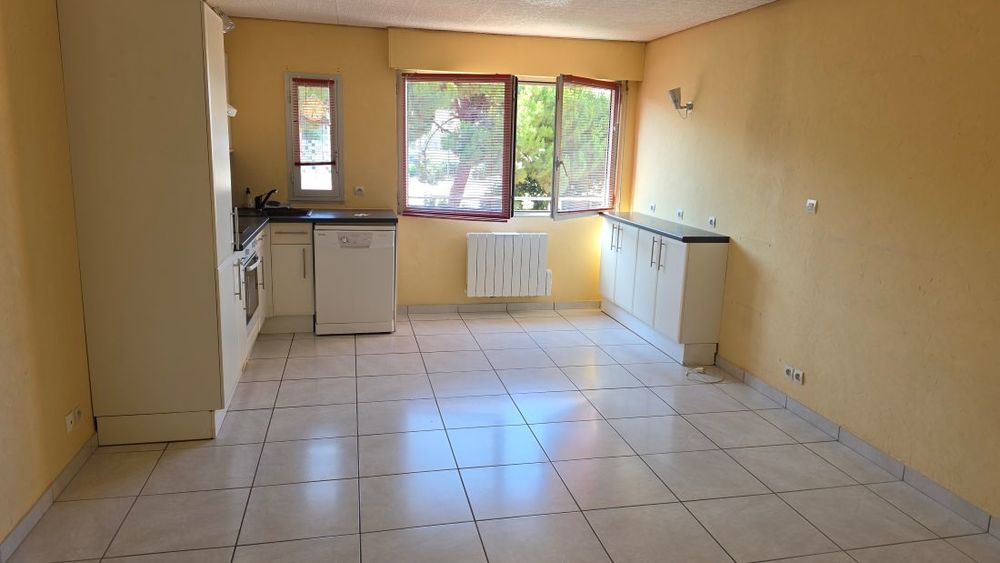 Vente Appartement LE CAP D'AGDE: Situé secteur PORT : Grand 2 pièces TRAVERSANT ( Vue latérale port ), situé au 2ème étage. Le cap d agde