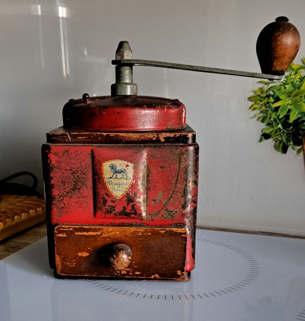Moulin &agrave; caf&eacute; ancien, bois et m&eacute;tal, Peugeot 