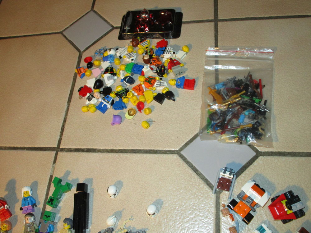 LOT LEGO FIGURINES STAR WARS + DIVERS+ ACCESSOIRES Jeux / jouets
