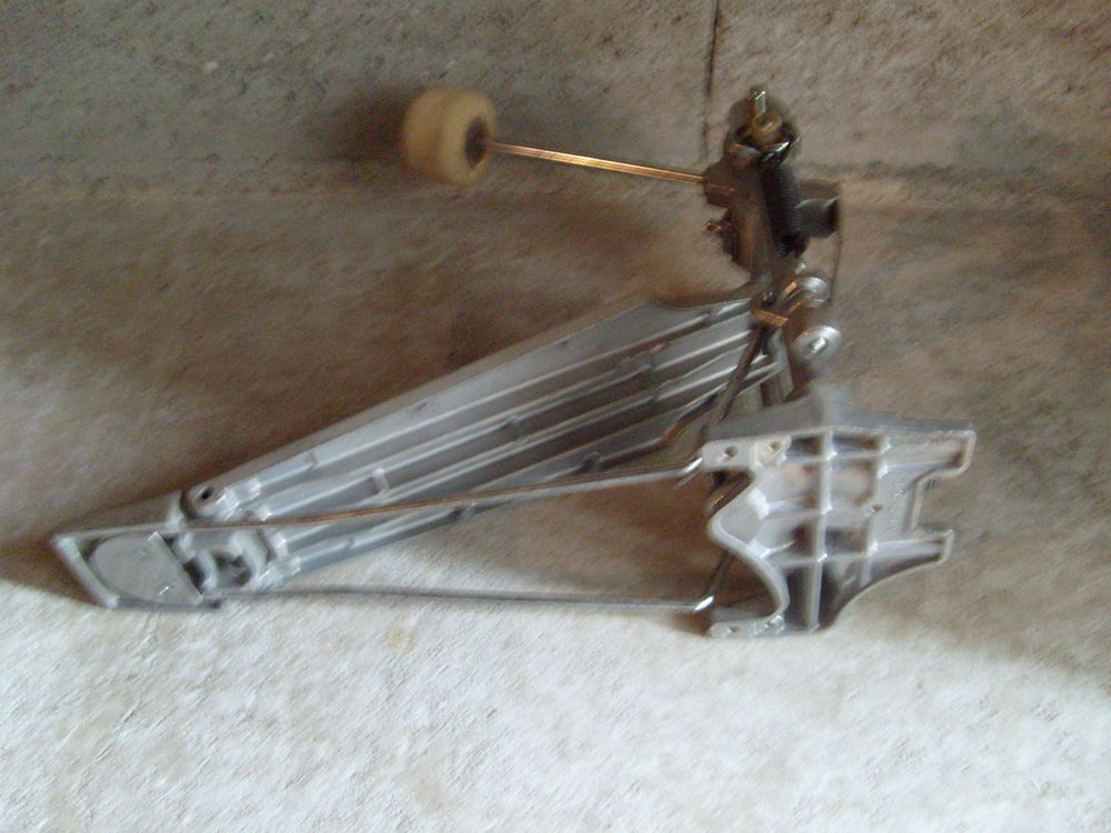 Ancienne p&eacute;dale batterie de marque Tama Instruments de musique
