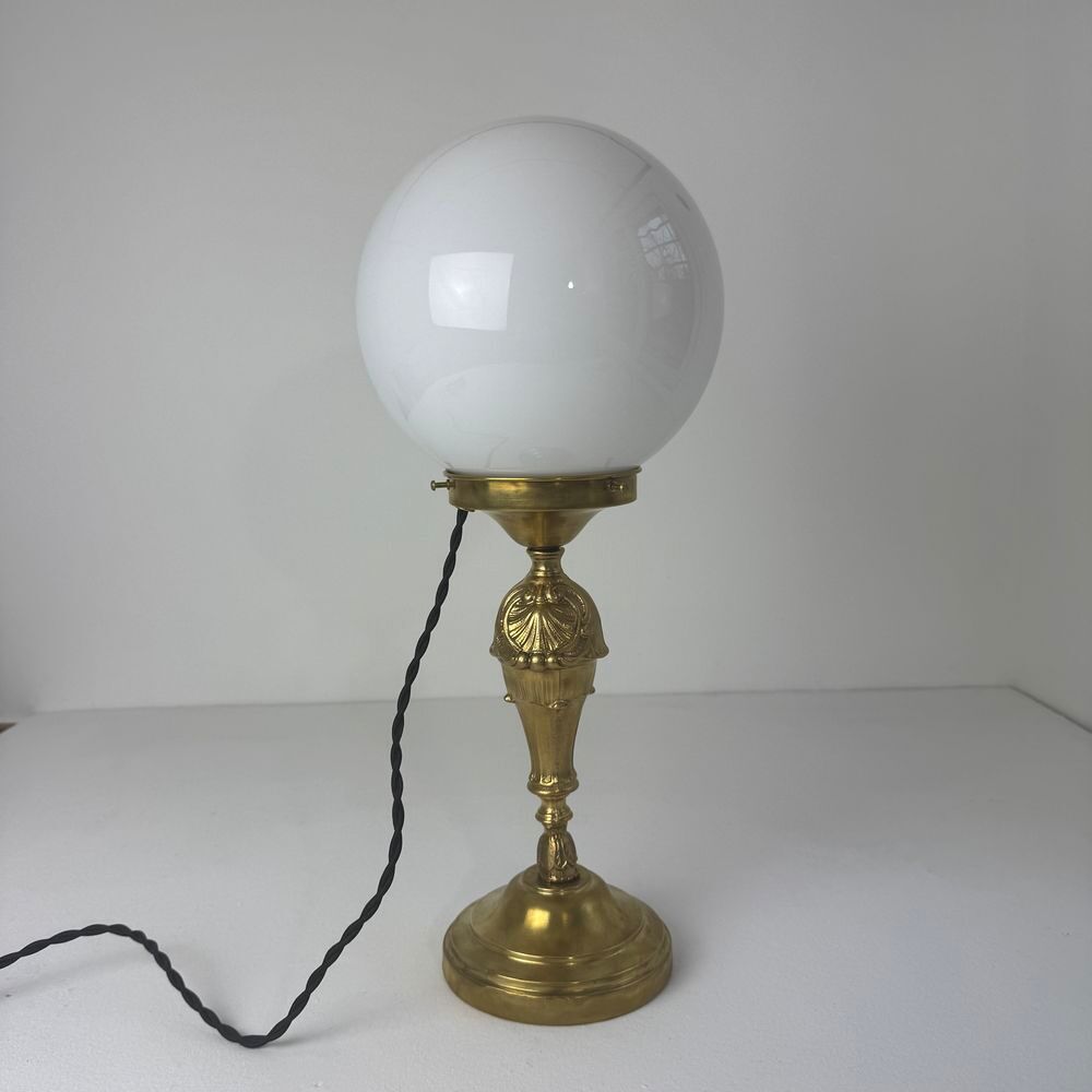 Ancienne lampe &agrave; poser laiton et opaline vintage Décoration