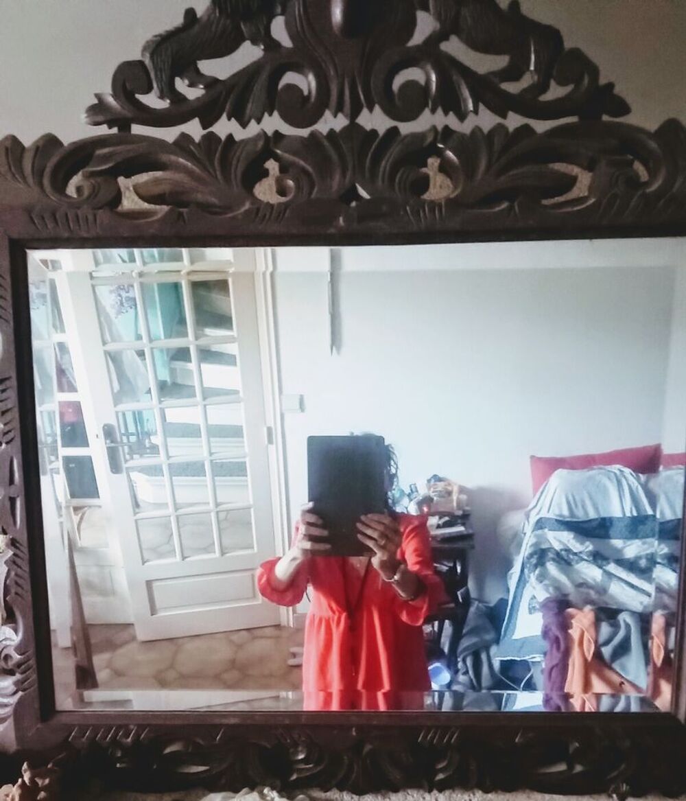 Miroir biseaut&eacute; de tr&egrave;s belle qualit&eacute; en bois sculpt&eacute;. Meubles
