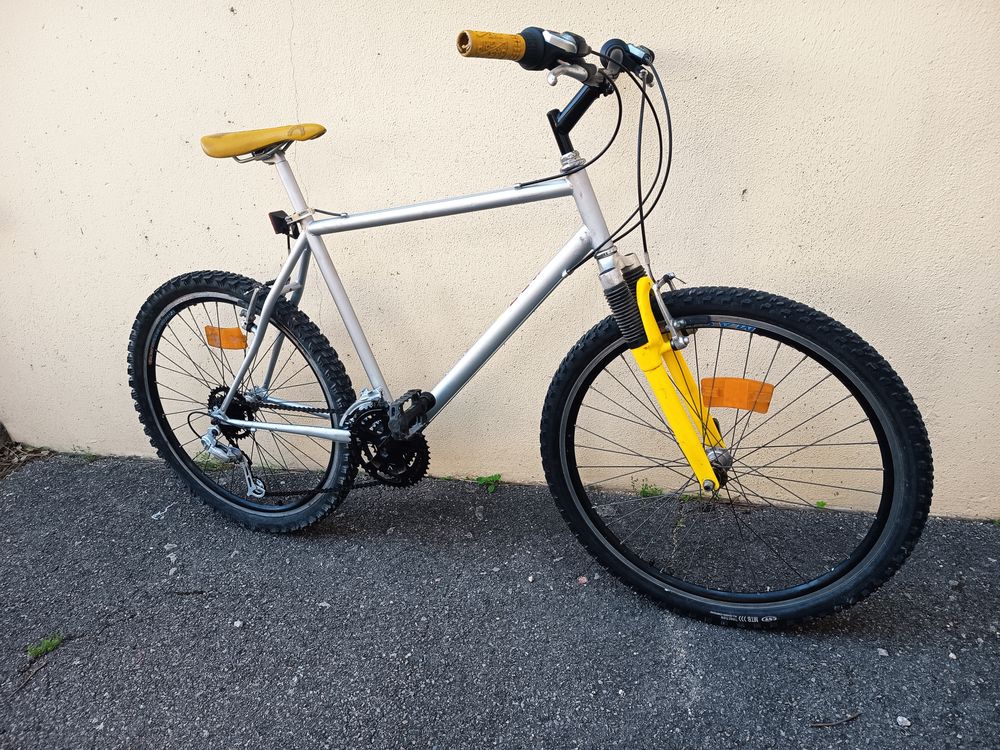 vtt 26 pouces argente suspension avant -
Vélos