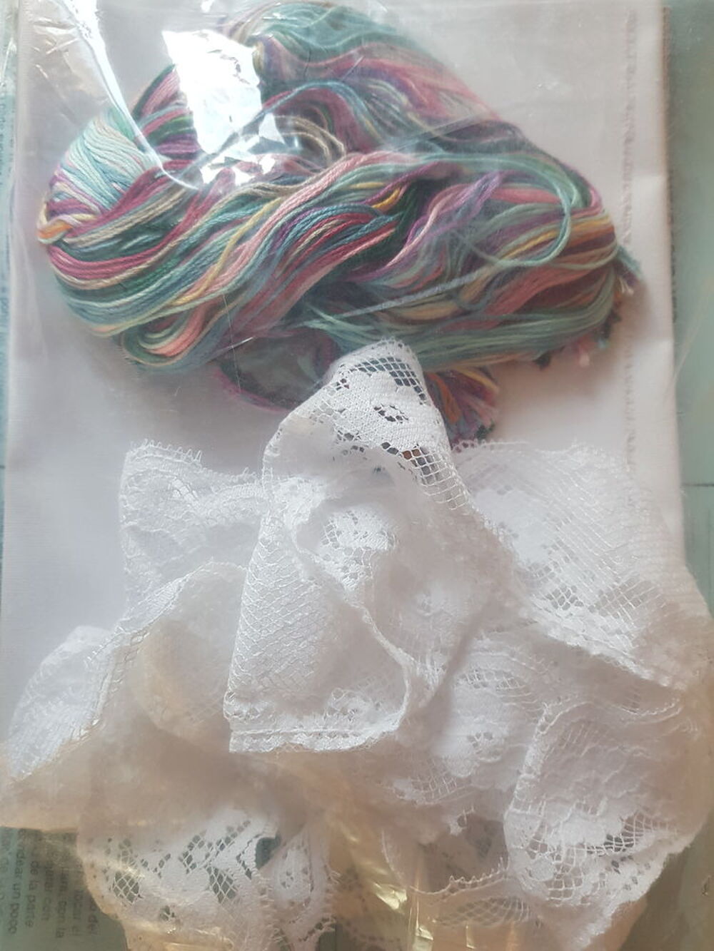 KIT A BRODER DESIGN VINTAGE " OREILLER PENSEES ET TOURBILLON D�coration