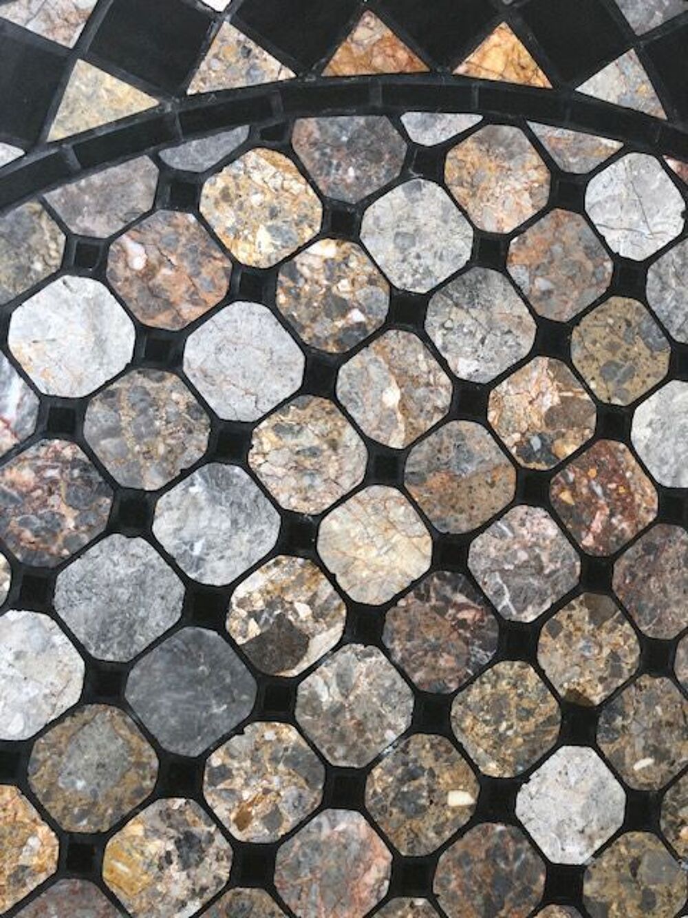Table ronde en mosa&iuml;ques de pierres multicolores
Meubles