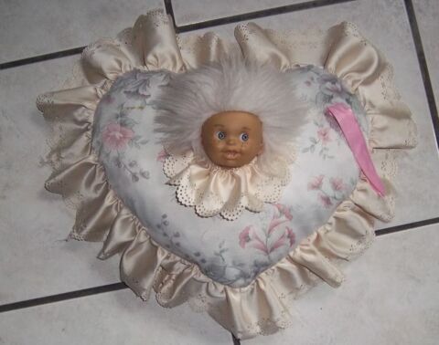 Coussin d�coratif t�te de poup�e 2 Colombier-Fontaine (25)