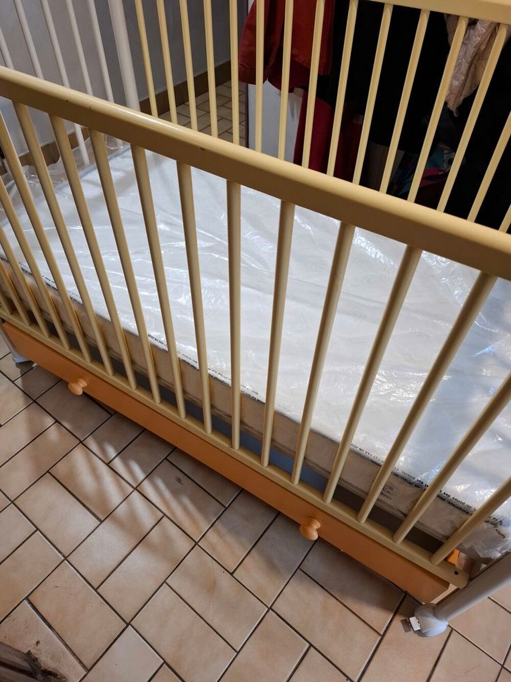 LIT B&eacute;b&eacute; 125 cm long excellent &eacute;tat avec MATELAS NEUF +draps Mobilier enfants