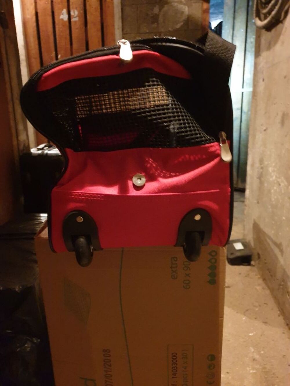 d un sac de transport pour chien ou chat Meubles
