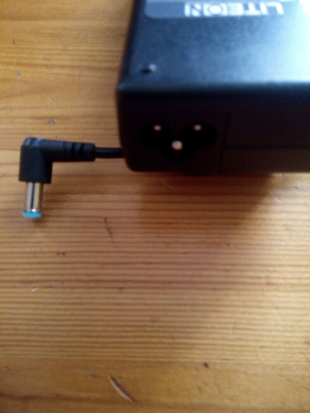 C&acirc;ble adaptateur. Sur Amiens Rivery. 10 €. Pas d'envoi. Matériel informatique