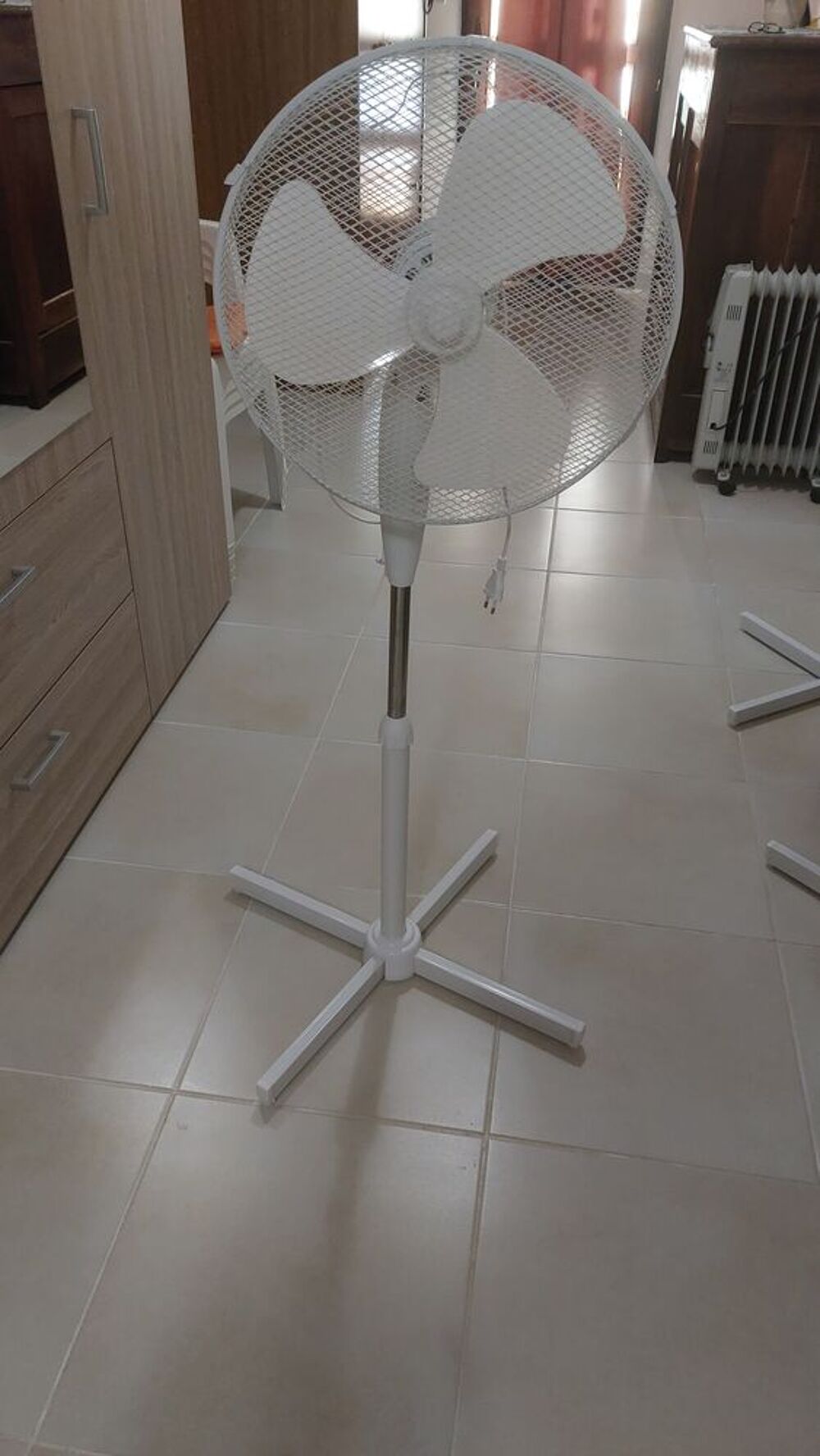 deux ventilareurs sur pied Electroménager