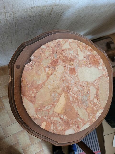 Guridon ouvrag en bois une raflure sur un ct du bois pr 5 Saint-tienne (42)