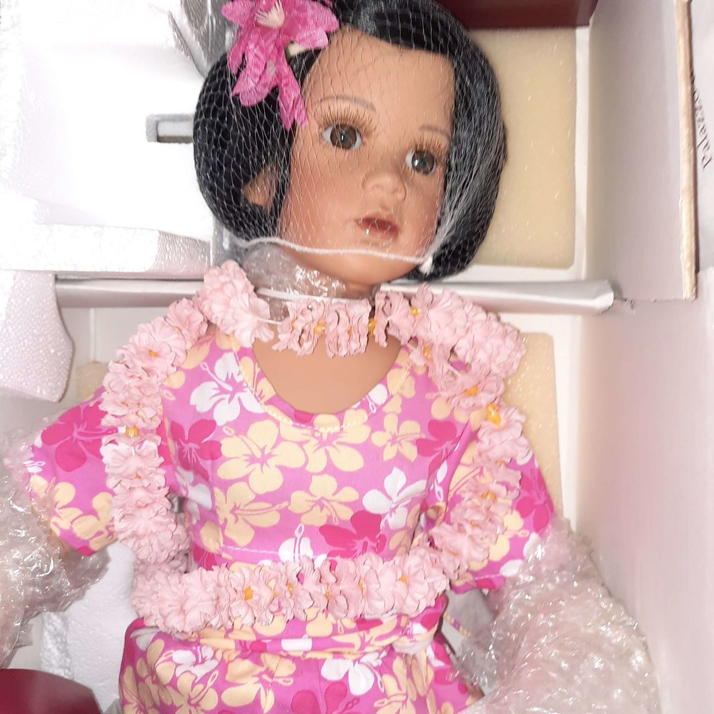 Poup&eacute;e porcelaine neuve 