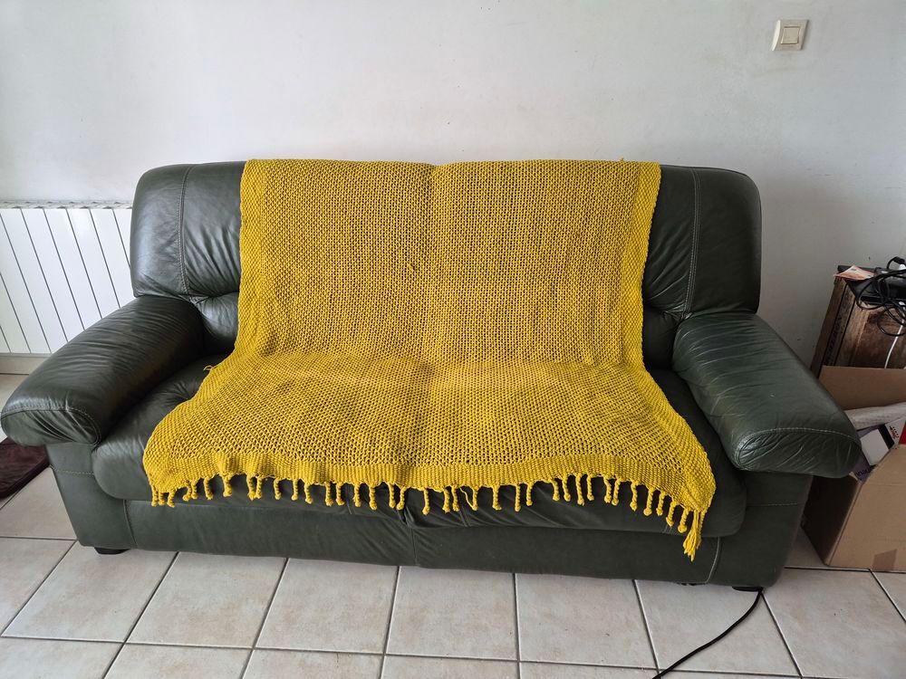 Fauteuil en cuir vert en tr&egrave;s bon &eacute;tat &agrave; part l'assise Meubles