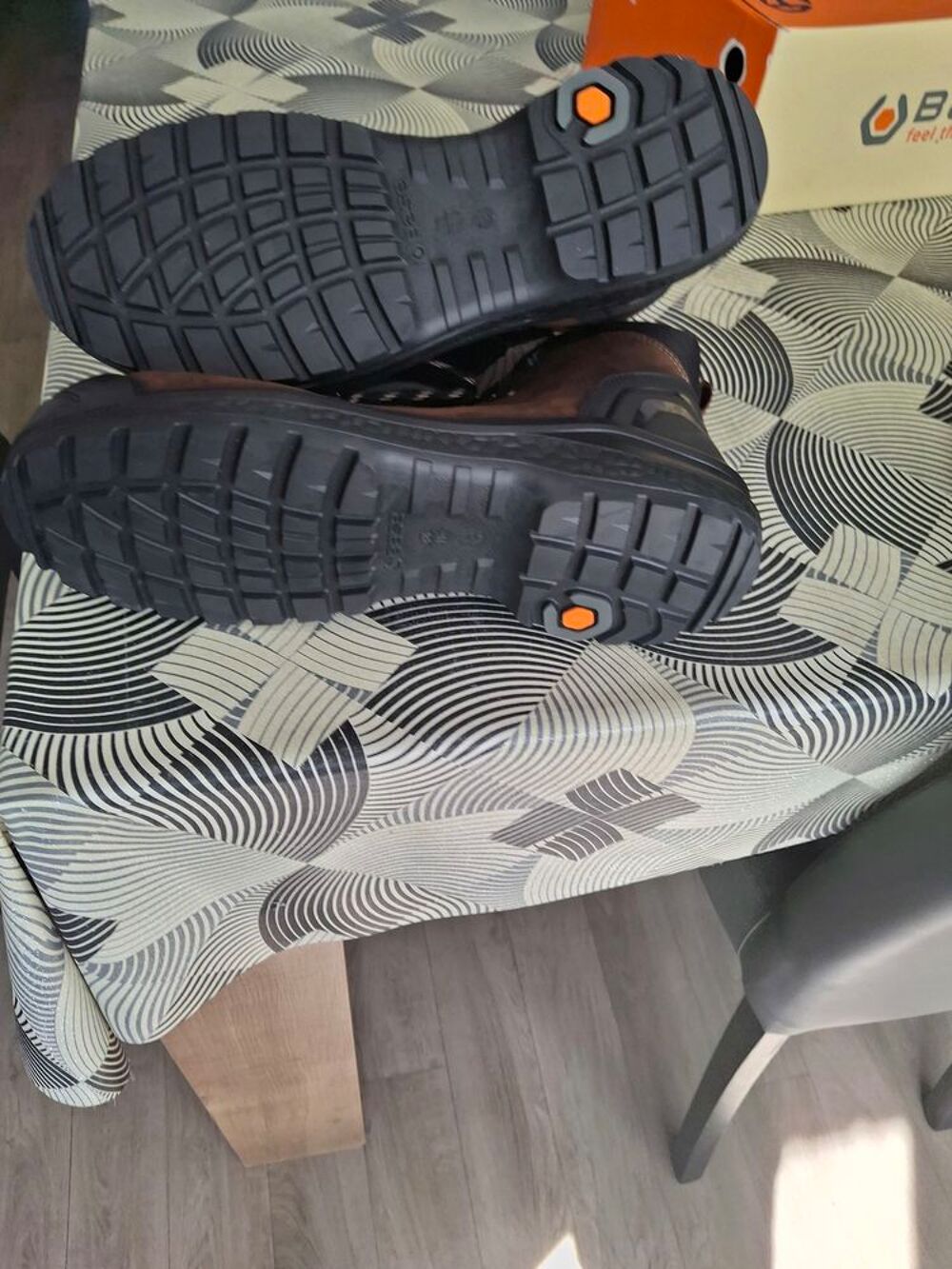 je une paire de chaussures de s&eacute;curit&eacute; Chaussures