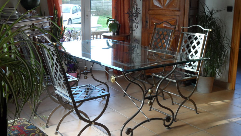 Table 4 chaises Meubles