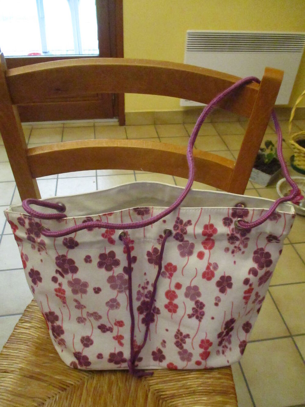 sac en bandouli&egrave;re en tissus plastifi&eacute; fleurs violettes Maroquinerie