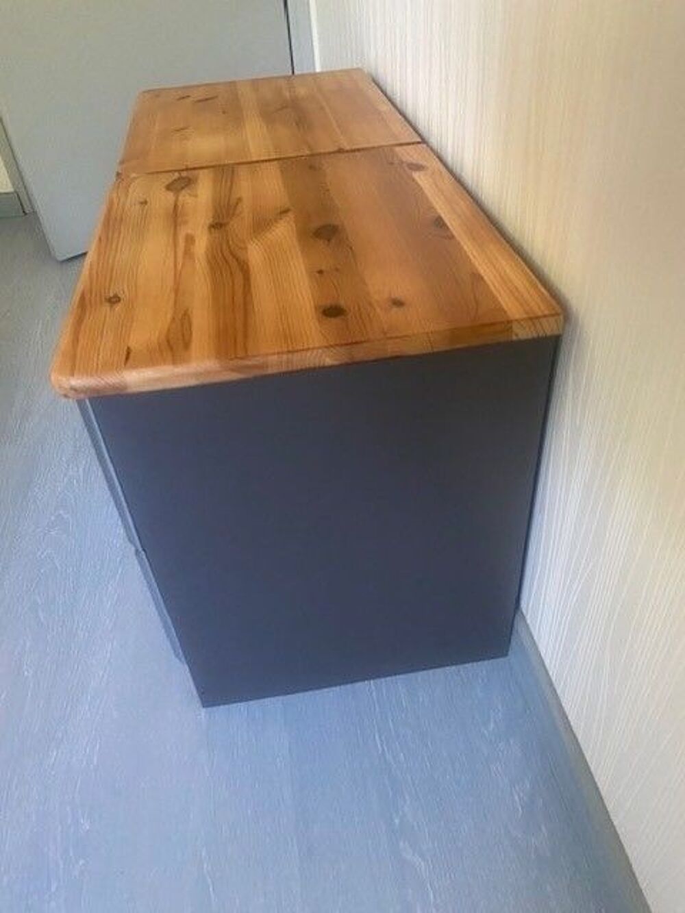 2 tables de nuit peintes en gris / gris metalis&eacute;
Meubles