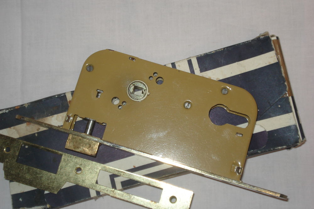 Serrure de s&ucirc;ret&eacute; &agrave; cylindre &agrave; encastrer. Bricolage