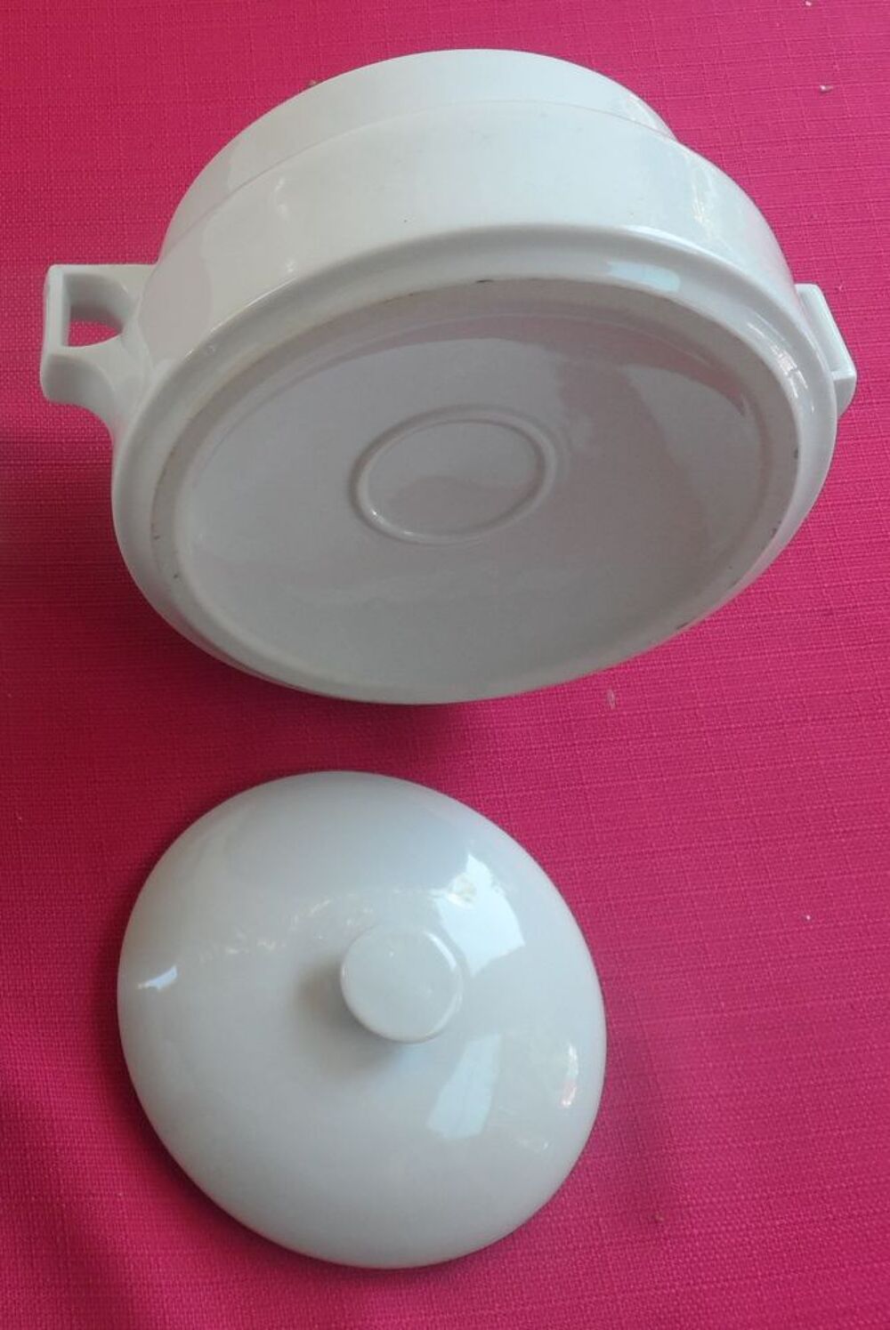 Grosse soupi&egrave;re en porcelaine blanche de tr&egrave;s belle qualit&eacute;
Cuisine