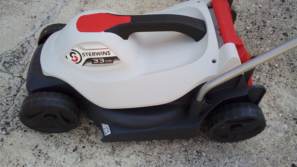 tondeuse &eacute;lectrique sterwins 1400w ; 33 cm ;en tr&egrave;s bon &eacute;tat Bricolage