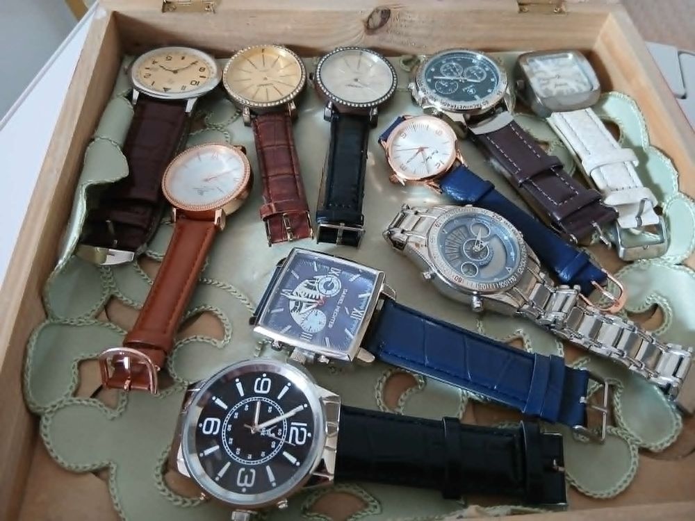 Lot dix montres + coffret bois vitr&eacute; de valeur N&deg;1348 Bijoux et montres